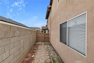 20721 Roseton Ave in Lakewood, CA - Foto de edificio - Building Photo