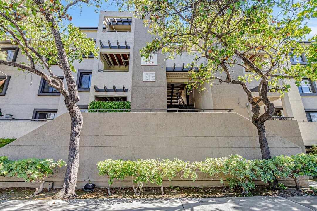880 E Fremont Ave in Sunnyvale, CA - Building Photo