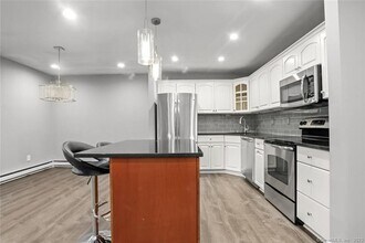 255 Strawberry Hill Ave in Stamford, CT - Building Photo - Building Photo