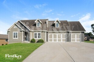 911 E 8th Cir in Kearney, MO - Building Photo