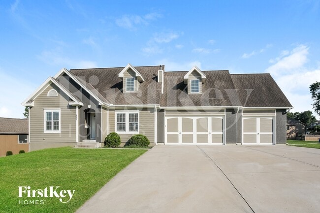 property at 911 E 8th Cir