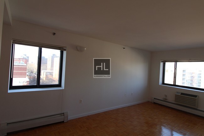 31-64 21st St-Unit -3C in Queens, NY - Building Photo - Building Photo