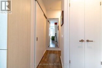 197 Yonge St in Toronto, ON - Building Photo - Building Photo