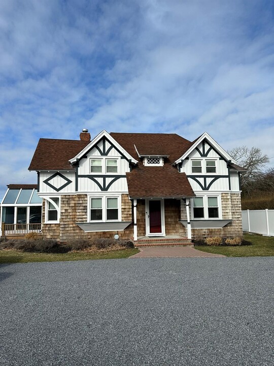 20 Bowditch Ln in Center Moriches, NY - Building Photo