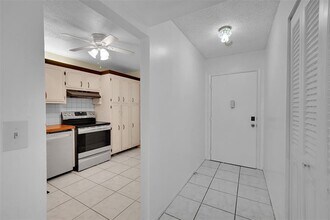 2950 NW 46th Ave in Lauderdale Lakes, FL - Building Photo - Building Photo
