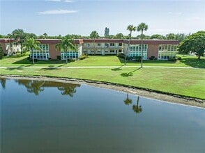 76 Royal Oak Dr in Vero Beach, FL - Building Photo - Building Photo