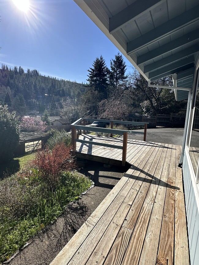 property at 910 S 3rd St