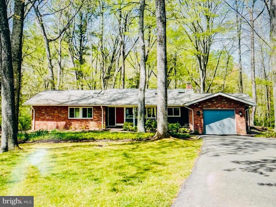 8428 Magruder Mill Ct in Bethesda, MD - Building Photo
