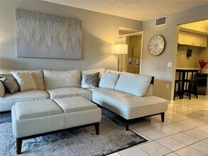 1151 Pine Ridge Cir W in Tarpon Springs, FL - Building Photo - Building Photo