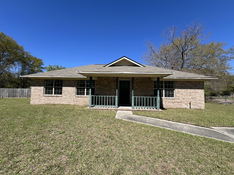 61 Henry Ln in Hinesville, GA - Building Photo