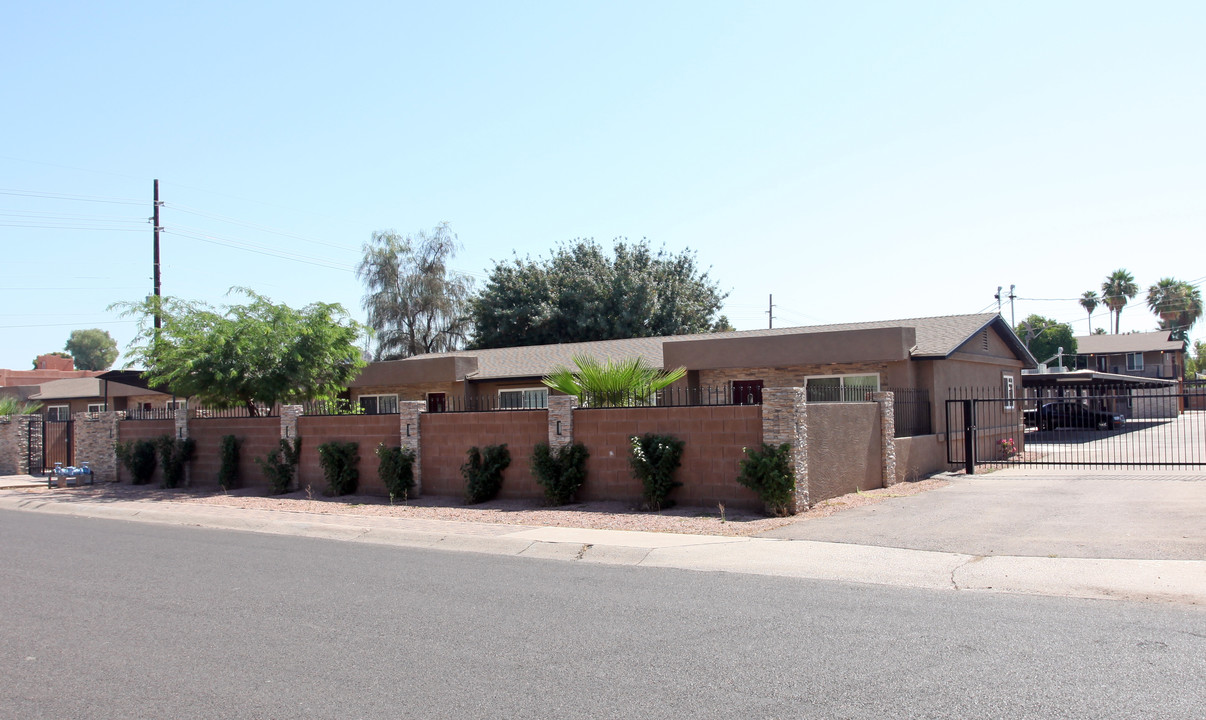 Mustang Apartments in Phoenix, AZ - Building Photo