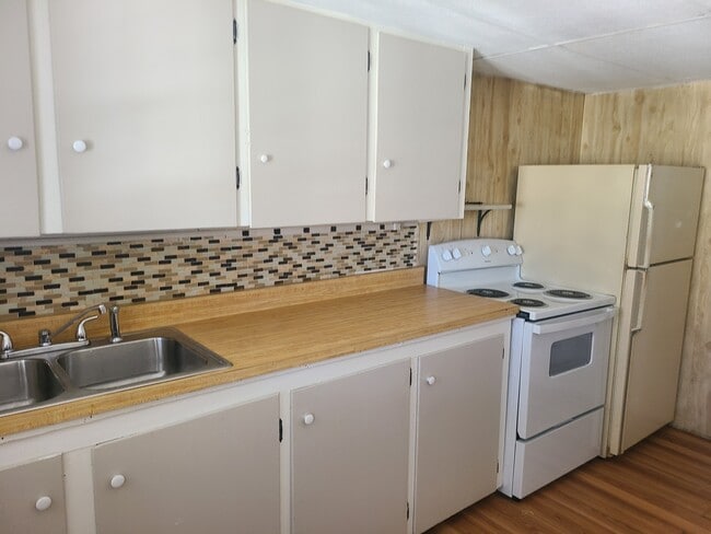 16 Central St, Unit #4 in Pembroke, NH - Building Photo - Building Photo