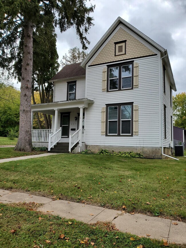 825 E Center St Rentals in Freeport, IL