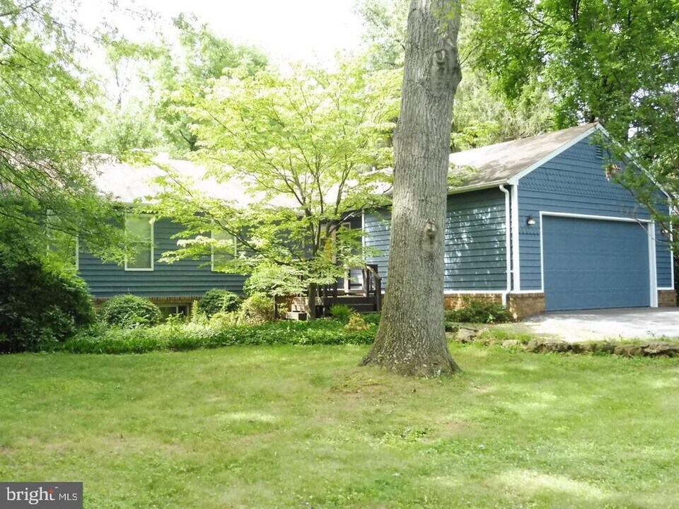 10 Dew Wood Ct in Rockville, MD - Building Photo
