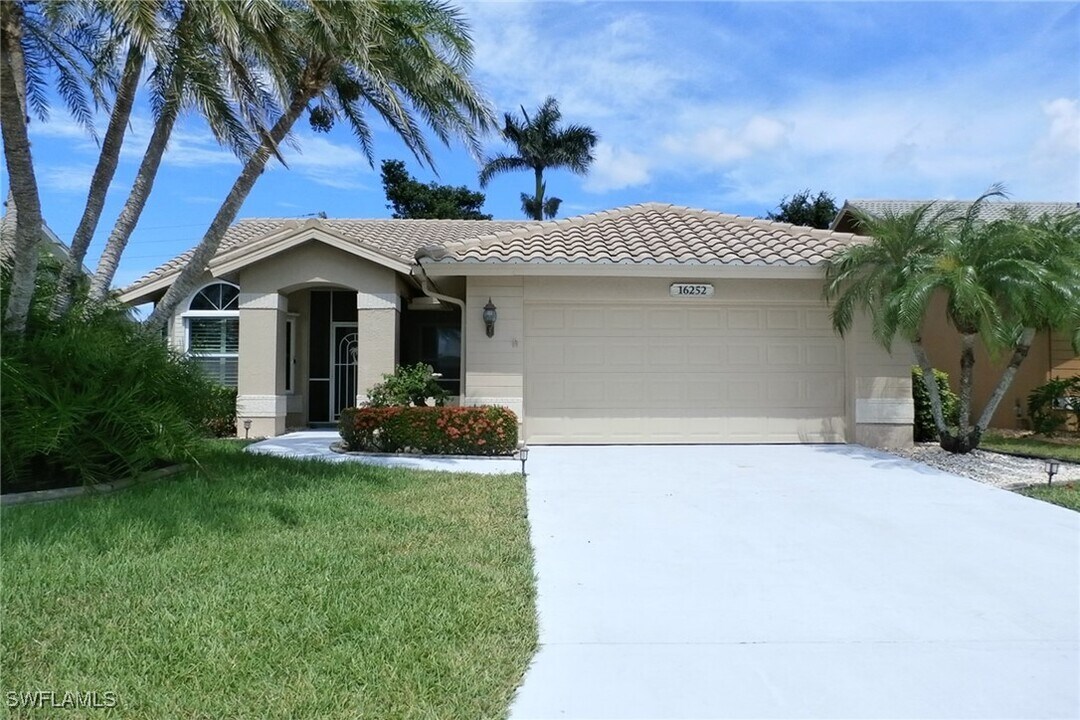 16252 Kelly Woods Dr in Ft. Myers, FL - Building Photo
