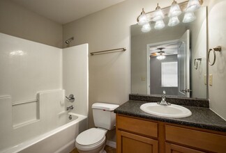 2913 Vinyards Pkwy in Branson, MO - Foto de edificio - Building Photo