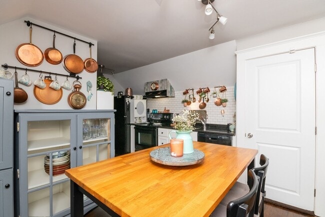 83 Orange St, Unit 2 in Boston, MA - Foto de edificio - Building Photo