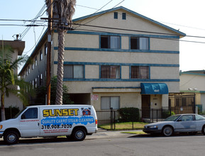 4047 W 129th St in Hawthorne, CA - Foto de edificio - Building Photo