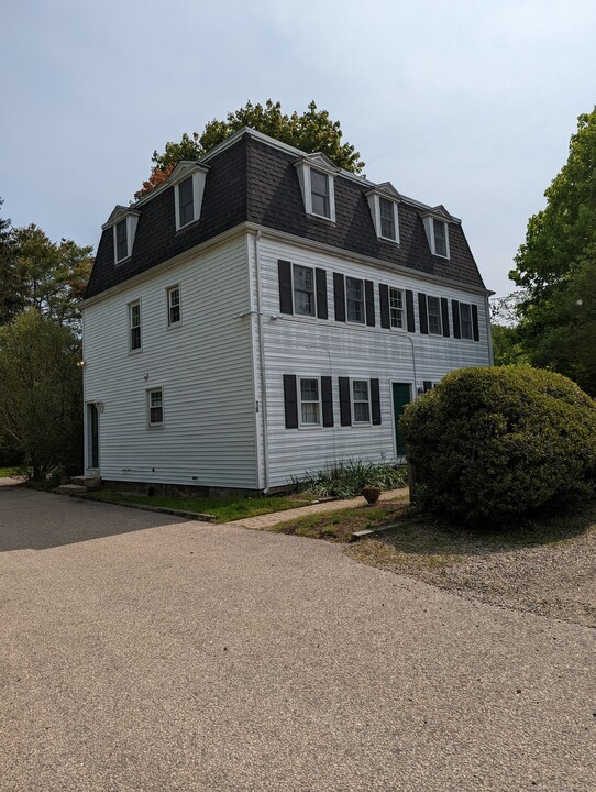 18 Main St in Stonington, CT - Building Photo