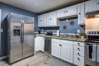 220 Highland Ave in Johnson City, TN - Foto de edificio - Building Photo