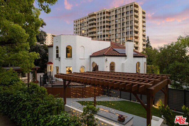 2240 Hillhurst Ave in Los Angeles, CA - Building Photo - Building Photo