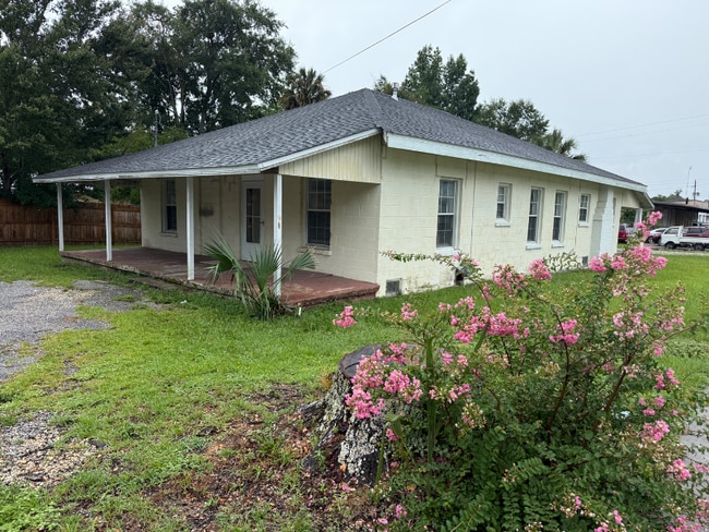2105 Wilkerson St in Flomaton, AL - Building Photo - Building Photo