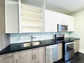 2401 Crawford St in Houston, TX - Building Photo - Building Photo