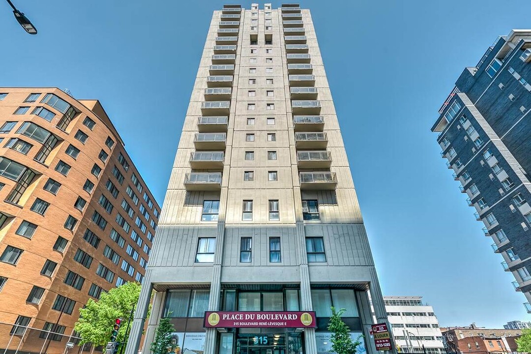 Place Du Boulevard Apartments in Montréal, QC - Building Photo