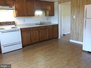 52 Pear Rd in Mohrsville, PA - Foto de edificio - Building Photo