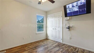 1072 Level Green Blvd in Virginia Beach, VA - Foto de edificio - Building Photo