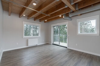 6960 SW Canyon Rd in Portland, OR - Building Photo - Interior Photo