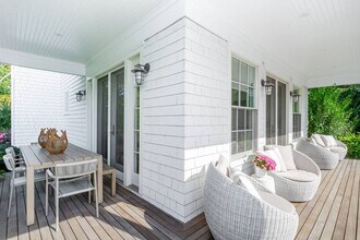 70 S Hill St in Southampton, NY - Building Photo - Building Photo