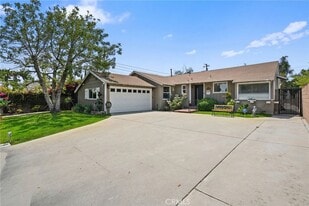 8745 Valjean Ave in Los Angeles, CA - Building Photo