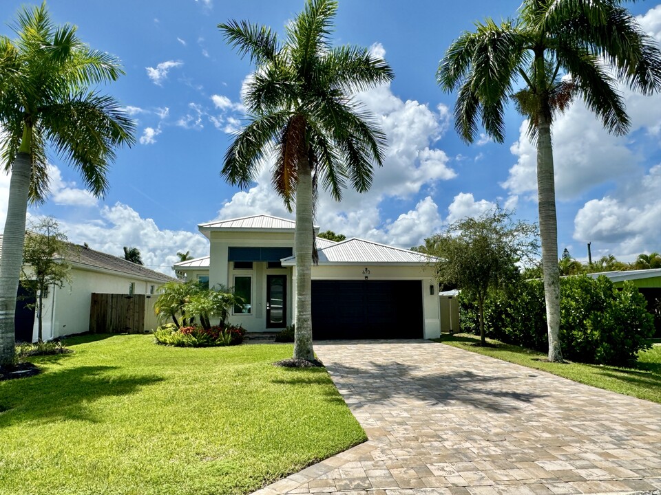 670 101st Ave N in Naples, FL - Building Photo