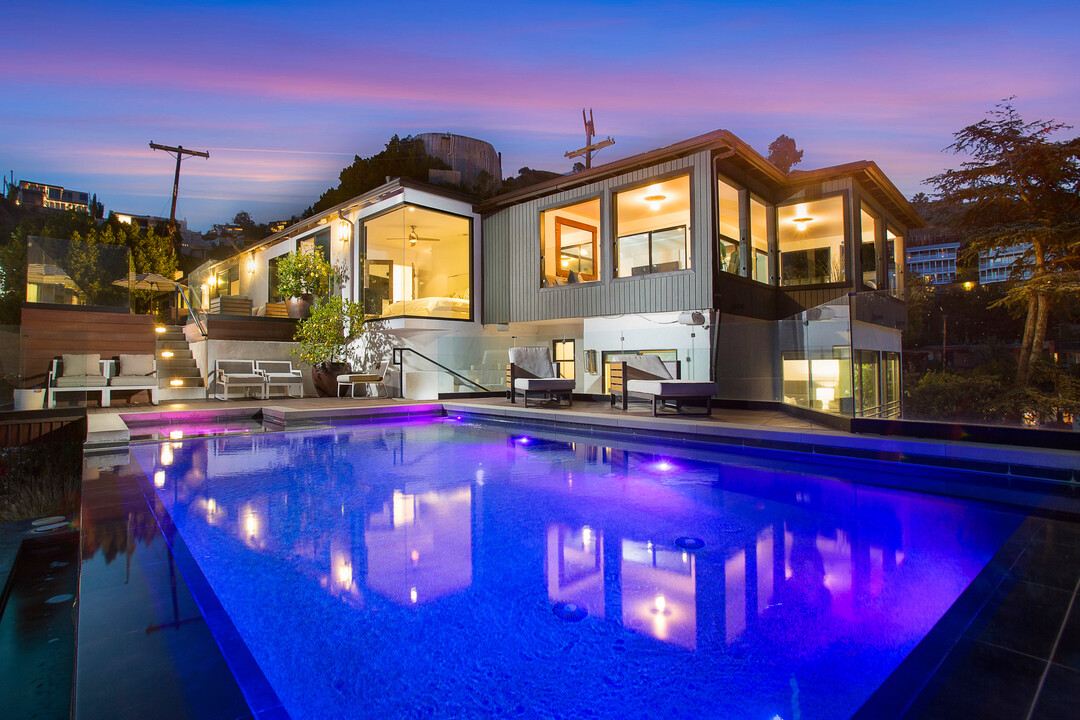 1733 Sunset Plaza Dr in Los Angeles, CA - Building Photo