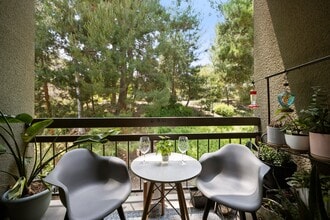 898 Temple Ter, Unit 324 in Los Angeles, CA - Building Photo - Building Photo