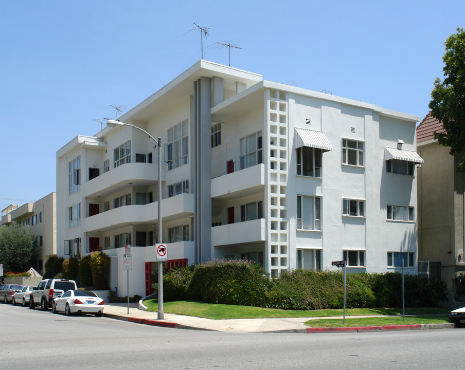 330 S Almont Dr in Los Angeles, CA - Building Photo