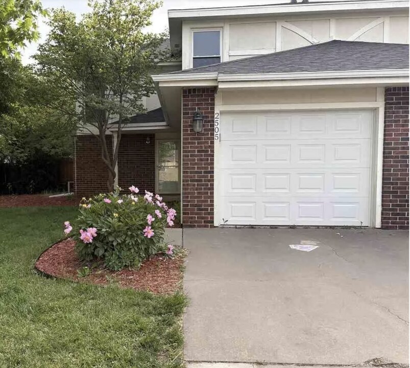 2505 Candlewood Dr in Manhattan, KS - Building Photo