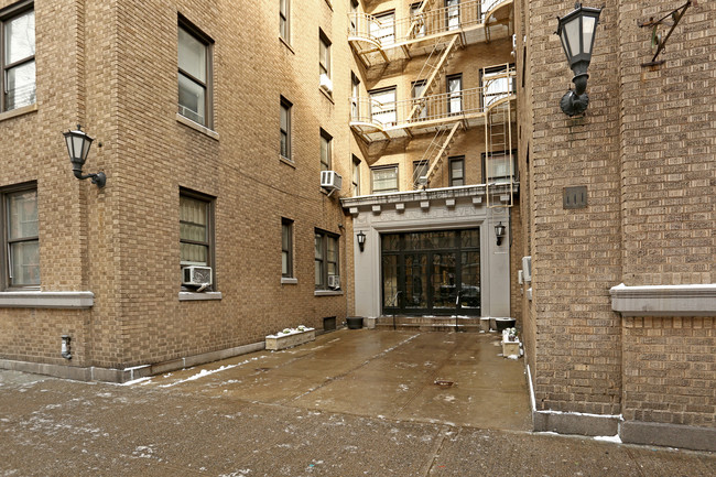 111 W 16th St in New York, NY - Building Photo - Building Photo