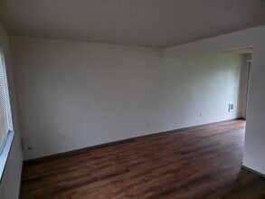 350 SE Dimick St in Dallas, OR - Building Photo - Building Photo