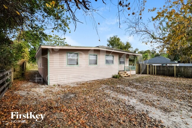 10070 Harris Ave in Apopka, FL - Foto de edificio - Building Photo