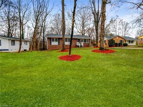 Room in House on Foxcroft Dr in Winston-Salem, NC - Building Photo - Building Photo