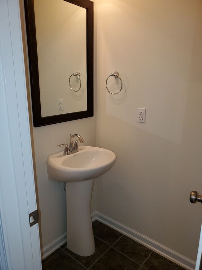 621 Finnegan Ln in West Columbia, SC - Building Photo - Building Photo