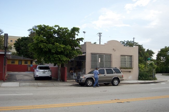 100 NE 54th St in Miami, FL - Foto de edificio - Building Photo
