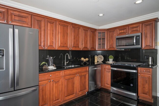 59 Pinnacle Dr in Port Jefferson, NY - Building Photo - Building Photo