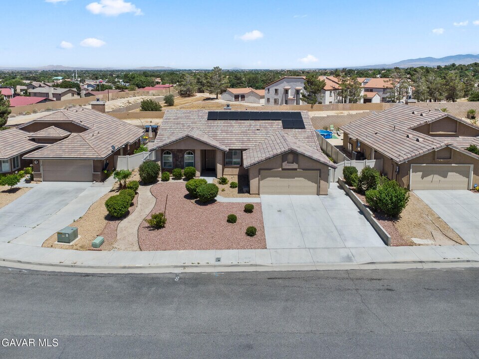37152 Waltham Pl in Palmdale, CA - Foto de edificio
