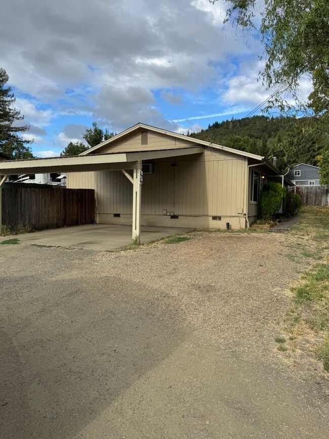 242 Currier Ave in Roseburg, OR - Building Photo - Building Photo
