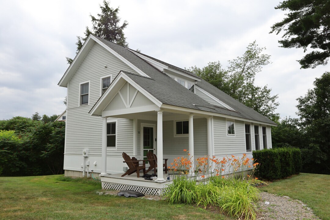 10 Linkside Dr in Thornton, NH - Building Photo