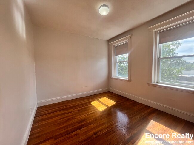 8 Egremont Rd, Unit 10 in Boston, MA - Building Photo - Building Photo