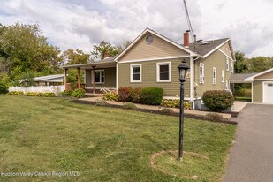 136 US-9 in Stuyvesant, NY - Building Photo